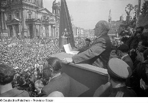 Aufnahmen von den Feierlichkeiten zum 1. Mai 1946 in Berlin : Mai-Kundgebung von der Tribüne am Berliner Schloss aus gesehen, Wilhelm Pieck am Rednerpult auf der Tribüne