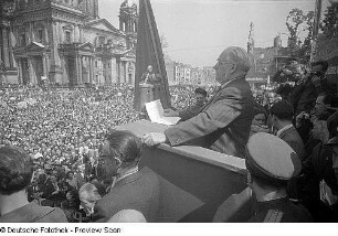 Aufnahmen von den Feierlichkeiten zum 1. Mai 1946 in Berlin : Mai-Kundgebung von der Tribüne am Berliner Schloss aus gesehen, Wilhelm Pieck am Rednerpult auf der Tribüne