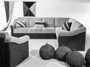Sitzgruppe : Ribnitz-Damgarten. VEB Möbelkombinat Ribnitz-Damgarten. Hausmesse, 1986. Sitzgruppe. Holz, Polsterung mit Mischgewebebezug (1986; VEB Möbelwerke Schwerin)