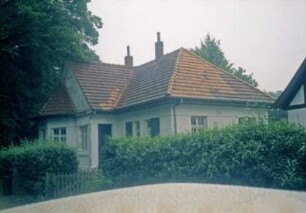 ehemaliges Gut Trenthorst-Wulmenau: Wulmenau 13: giebelständiges Wohnhaus: Straßenfront mit Auslucht: rechts Querbau: am rechten Bildrand Nebengebäude [angeschnitten]