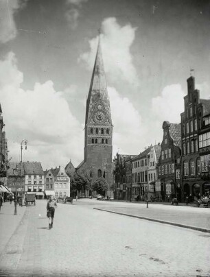Lüneburg, Blick auf die Johanniskirche : Lüneburg. Am Sande. Blick noch Ostsüdosten gegen den Turm der Johanniskirche