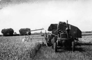 Mähdrescher MDB mit Traktor Lanz