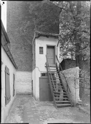 Treppenaufgang eines Hinterhofs in der Behaimstraße