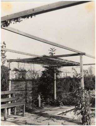 Deutsche Siedlungsausstellung »Heim und Garten« 1934, München-Ramersdorf: Beschattetes Wasserbecken