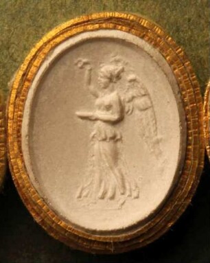 Victoria gießt ein Trankopfer aus (Daktyliothek, Erstes Mythologisches Tausend)