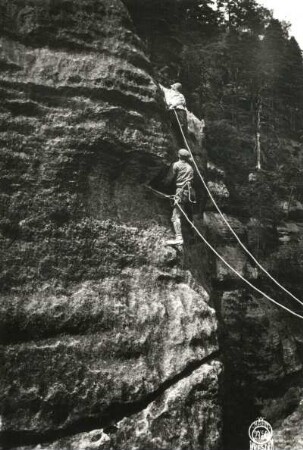 Sächsische Schweiz, Schmilka. Großer Falknerturm. Seilschaft Ehrhardt Renger an der Baustelle im Übergangsweg (VIIa [VIIb])