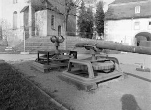 Göpel : Zwei Göpel (rechts Pferdegöpel?) zum Antrieb von landwirtschaftlichen Maschinen. Um 1900 (?). Crimmitschau-Blankenhain: Deutsches Landwirtschaftsmuseum im Schloß Blankenhain, Schloßhof