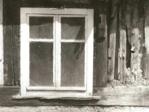 Neuhausen-Cämmerswalde, Hauptstraße 104. Ehemaliges Wohnstallhaus mit Scheunenanteil. Erdgeschoßfenster