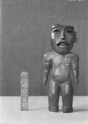 menschliche Figur mit Hieroglyphen an der Brust und Jadeitstück mit Gravur