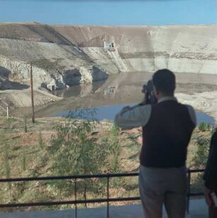 Mann beim Filmen am See von Homs