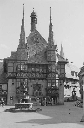 Ansicht des Marktplatzes von Wernigerode mit dem Rathaus und dem Wohltäterbrunnen