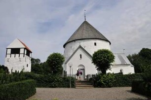 Aakirkeby - Rundkirche mit Glockenturm : Die Nylars kirke bei Aakirkeby ist eine von vier romanischen Rundkirchen auf der dänischen Ostseeinsel Bornholm. Aufgenommen am 28. Juli 2010