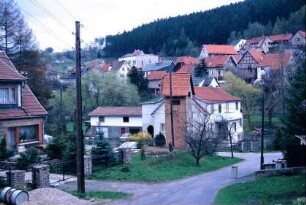 kleiner Platz im Ort mit Transformatorenhaus; Wohnhäuser
