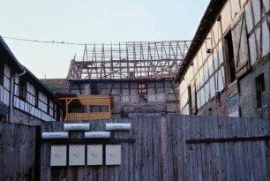 Dreiseithof, hinten abgecktes Dach einer Scheune, soll abgerissen werden