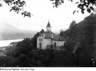 Die Kirche der Geburt Johannes des Täufers in Rongstock mit Blick über die Elbe