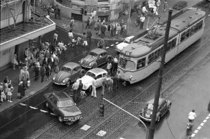 Karambolage zwischen einem PKW und einer Straßenbahn auf der Kaiserstraße