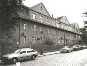 Dresden-Kaditz, Wächterstraße 32/38. Wohnanlage mit Einfriedung (1912/1913). Straßenansicht von Nordwesten gegen Nr. 39