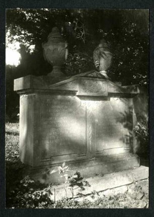 Friedhof, Doppelgrabstein, 19. Jh.