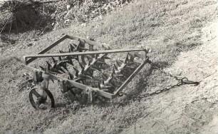 Landwirtschaftliches Gerät in Burk : Ratarske mašiny za wobdźěłanje role w Bórku