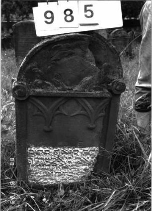 Grabstein 985 (Index: 100099085) Maße HxBxT: 82x49x11 cm Besonderheit: Kindergrab: Grabstein 985