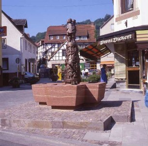 Bad Orb. Solplatz. Blick auf den Brunnen