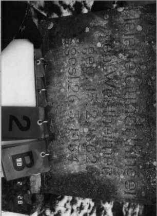 Grabstein 2 (Index: 100114992) Material: ? Zustand: gut Maße HxBxT: 168x48x22 cm Beschreibung: Stele auf gestuften Sockel, Spitzgiebel mit Davidstern Symbolik: Davidstern: Grabstein 2B