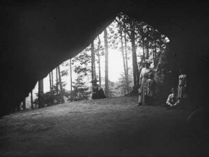 Sächsische Schweiz. Portrait der Familie Herrmann in der Diebeshöhle auf dem Qirl