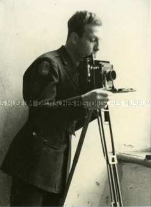 Henry Ries mit Kamera