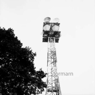 Klingberg: Fernmeldeturm: links Bäume