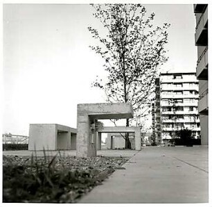 Hansjakob, Gottfried; München - Schwabing West, Rümannstr.; Wohnanlage Rümannstraße - Außenanlage, Sitzmobiliar aus Betonmodulen (Detail), Bodenstrahler als Außenbeleuchtung