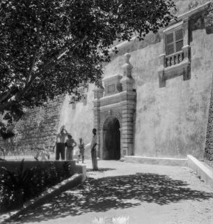 Eingang zum Fort : Vier Personen am Eingang des Forts São Sebastião, unter ihnen ein Soldat