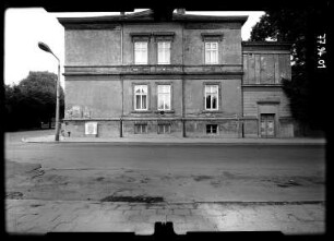 Greifswald, Bahnhofstraße. Wohnhaus. Straßenfront