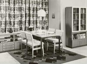 Stuhl mit gepolsterter Sitzfläche und Rückenlehne : Wohnzimmermöbel (1973; Möbelkombinat Erfurt (MKE)). Eßplatz und Anbauwand