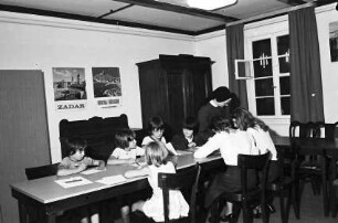Freiburg: Schreiberstraße, Schwester Emilia gibt kroatischen Unterricht für Gastarbeiterkinder, Baracke