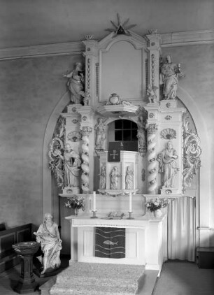 Kanzelaltar mit Tugendallegorien am Kanzelkorb, flankiert von Säulen, Heiligen und Rankenwerk