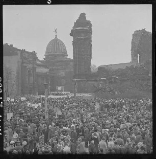 Gedenkkundgebung am 13. Februar anläßlich eines Jahrestages der Zerstörung Dresdens an der Ruine der Frauenkirche