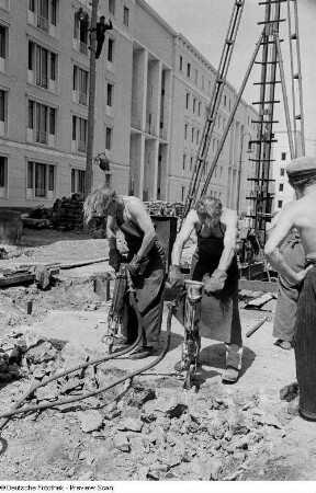 Bau der Stalinallee in Berlin. Zwei Arbeiter mit Presslufthämmern