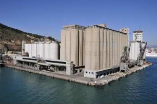 Barcelona - Hochsilos : Diese Hochsilos stehen am Frachtterminal. Aufgenommen am 16. Oktober 2009 in Barcelona