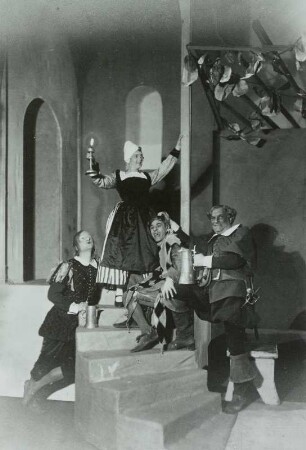 Wohlbrück, Adolf, Schaffer, Jenny, Rainer, Luis und Kottenkamp, Walther : "Was ihr wollt" von William Shakespeare. Szene mit Adolf Wohlbrück als Junker Bleichenwang, Jenna Schaffer als Maria, Luis Rainer als Narr und Walther Kottenkamp als Junker Rülp. Staatsschauspiel Dresden, Neueinstudierung 03.04.1930