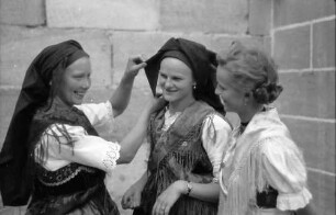 Nürnberg: Trachtengruppen bei der Eröffnung des Germanischen Nationalmuseums; Trachten