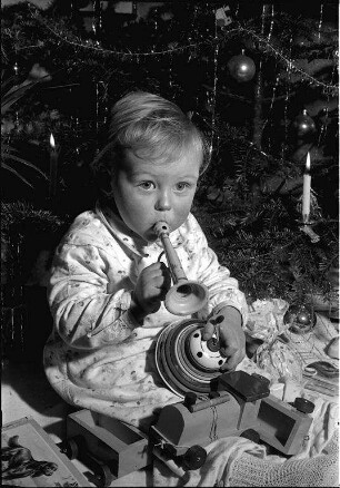 Weihnachtsbescherung für Kinder.