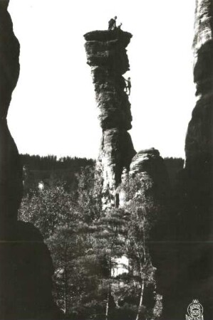 Sächsische Schweiz, Bielatal. Kleine Herkulessäule. Seilschaft Schleiß am Alten Weg (IV). Blick von Südost