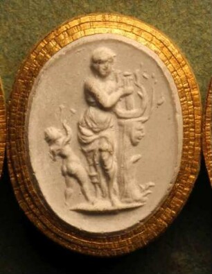 Stehende Muse mit Leier, daneben ein Amor mit Doppelflöte (Daktyliothek, Erstes Mythologisches Tausend)