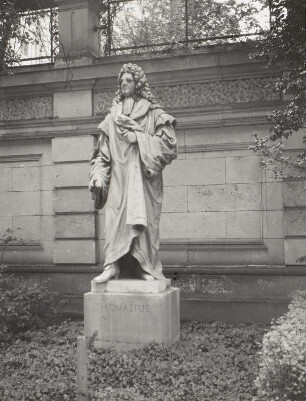 Thomasius, Christian : Statue Christian Thomasius vor der Fassade der Universitätsbibliothek Leipzig