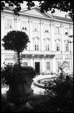 Salzburg: Mirabell Park, Allegorien, Pegasus vor dem Schloss [Pegasusbrunnen]