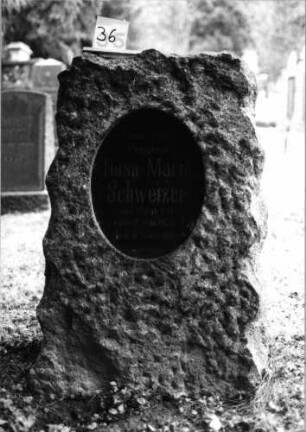 Grabstein 36 (Index: 100092764) Material: Sandstein Zustand: gut Maße HxBxT: 111x72x35 cm Beschreibung: grob behauene Stele, eingesetztes, ovales Schriftfeld, poliert: Grabstein 36 (1)