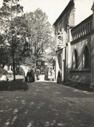 Wittichenau. Kirche (Teilansicht). Sorben beim Kirchgang