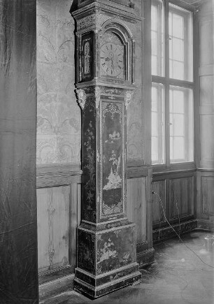 Standuhr : Standuhr. Holz mit blauer Lackmalerei; 302 x 60,5 x 34,5 cm (1726/1750). Dresden: Kunstgewerbemuseum 37 773