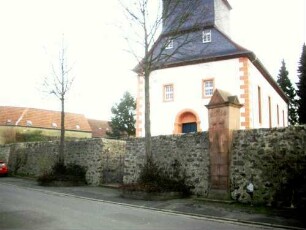 Ansicht von Westen mit Kirche (Langhaus neu erbaut 1733 - Giebelwand West mit Portal im Kern vom Romanischen Gründungsbau um 1190-Wehrgang der Kirchhofmauer im 18 Jh abgetragen