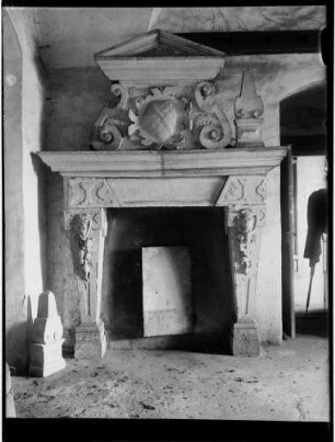 Baden-Baden Neues Schloss Hauptbau - Wohnstube im Untergeschoss Haussteinkamin (erbaut Ende 16. Jahrhundert)